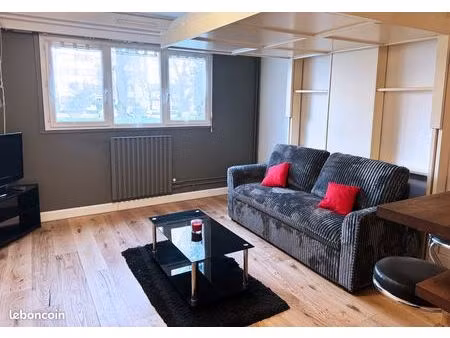 grand studio meublé (eau et chauffage dans les charges)