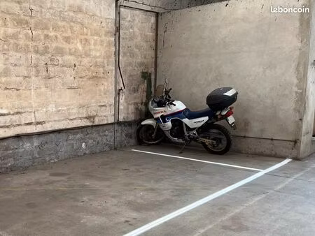 location place de parking garage pour moto scooter 2 roues dans hangar fermé à libourne