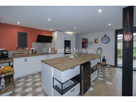 corps de ferme rénové 120 m2 avec jardin  garage et panneaux