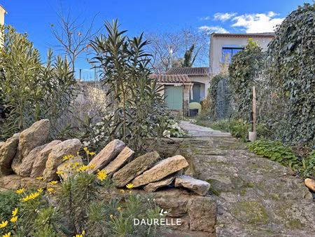barbentane  maison de village à louer avec jardinet et 2 cha
