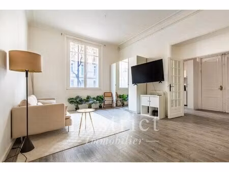 proche place du trocadéro. deux pièces de 44m².