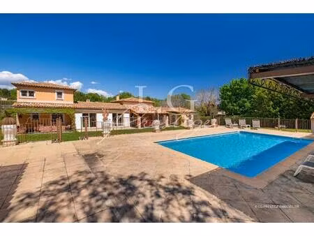 belle villa lumineuse aux grands volumes  avec appartements indépendants et piscine