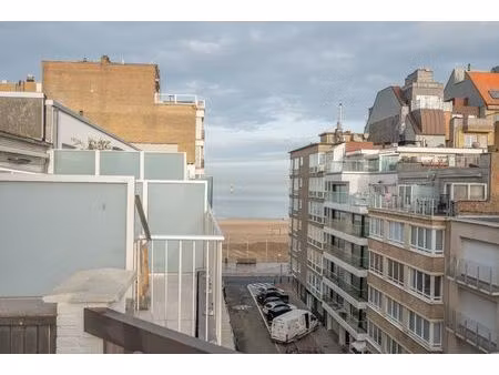 appartement met schitterend zonneterras en zijdelings zeezicht vlakbij het driehoeksplein 