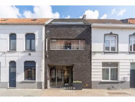 goeddraaiende broodjeszaak met woonst aan ten doorn