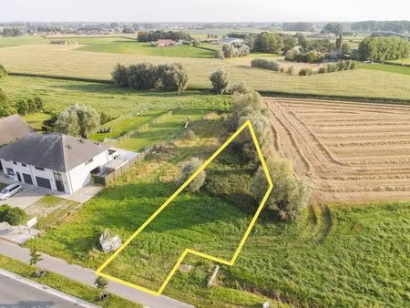 ruime perceel (851 m²) voor halfopen bebouwing met landelijke verzichten te torhout