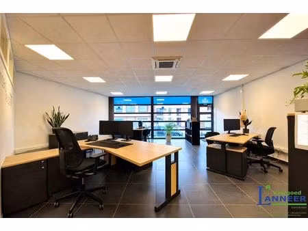 commercieel kantoor (82m²) met grote visibiliteit te herne