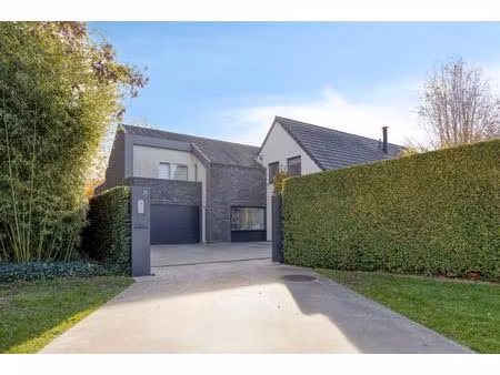 rustig gelegen  luxueus afgewerkte villa met zwembad en 5 slaapkamers.