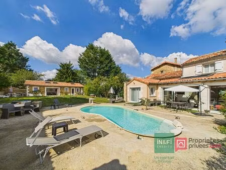 maison de 220 m2 à gizay avec deux logements indépendants  5 chambres  jardin  piscine