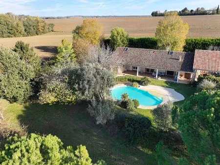 maison avec piscine au coeur d'un magnifique jardin unique