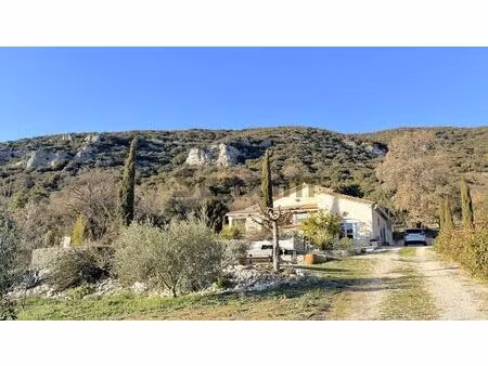 a 20 minutes d'uzès  élégante villa avec piscine dans un cadre naturel et une vue...