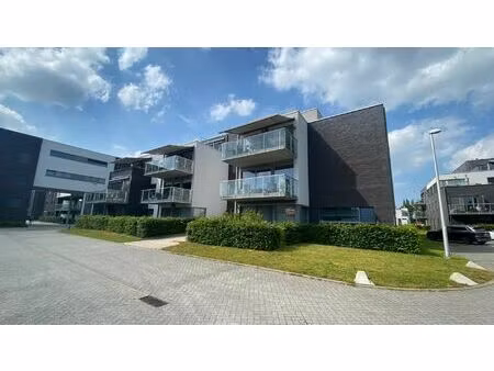 gelijkvloers appartement met 3 slaapkamers  terras en autostaanplaats in het centrum van l