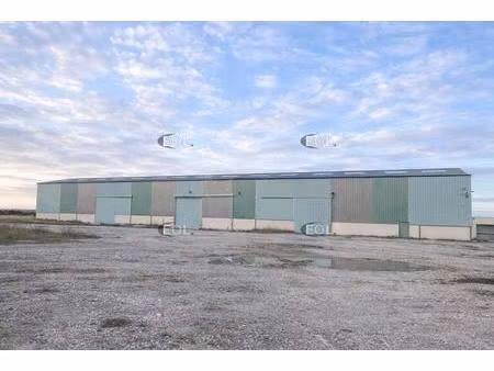 bâtiment avec grand terrain à la vente