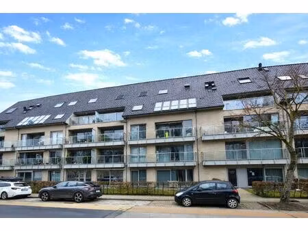 dit aangename gelijkvloers appartement van bouwjaar 2010 is rustig gelegen in het dorp en 