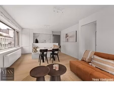 prachtig gerenoveerd app met 2 slaapkamer centraal gelegen.