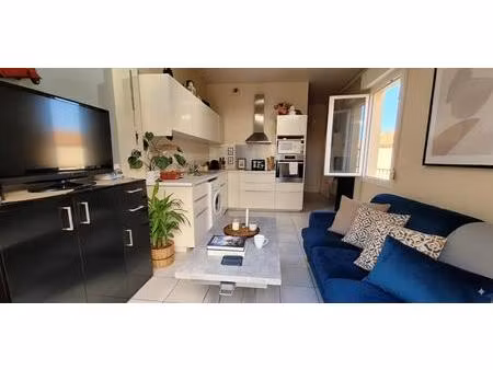 vallauris: 2p loué traversant avec terrasse 11 m²