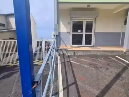 a louer - local commercial 110 m2 - la grande montee (ancienne poste)