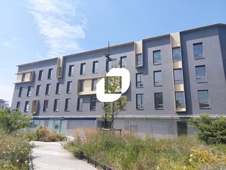 a vendre  batiment neuf pied futur metro ligne 18