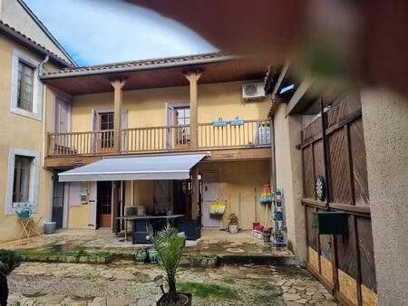 maison spacieuse avec dépendances et patio