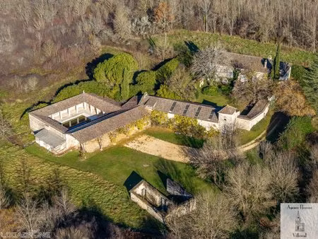 manoir et ses dépendances sur 30ha de terrain