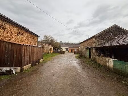 propriété en pierres avec des dépendances sur 1.16 hectares de terrain