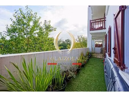 arbonne/centre du village - t4 de 87m2 en rez-de-chaussée avec parking et terrasse.