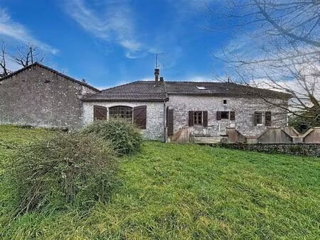 maison en pierre avec grange