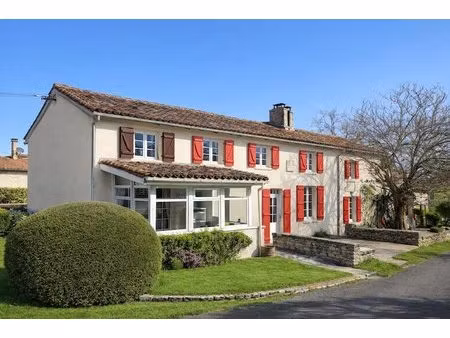 belle maison de caractère avec 1ha  piscine et gite