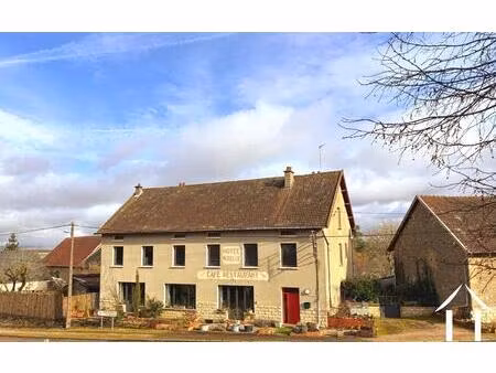 ancien hôtel de village rénové avec de nombreuses possibilités