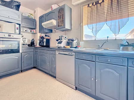 à vendre : appartement 4 pièces en centre ville de la londe les maures