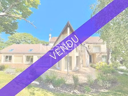 maison d'architecte de 280m2 en bordure de forêt sur les hauts d'igny - terrain verdoyant.