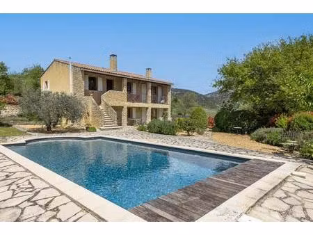 maison en pierres avec piscine à murs