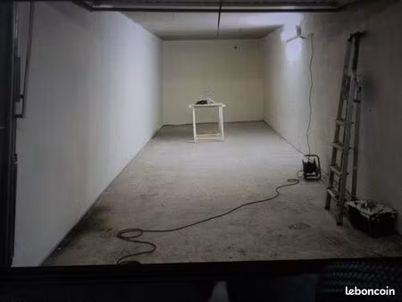 double box situé 13008 cantini