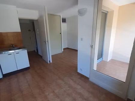 2 pieces  26m2  parking  cave