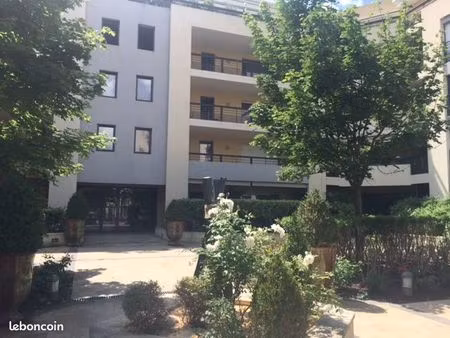 tout proche des quais de la fontaine