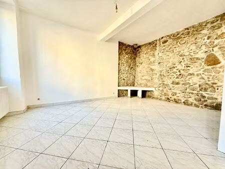 a vendre : maison mitoyenne sur 2 niveaux dans le village de mercus