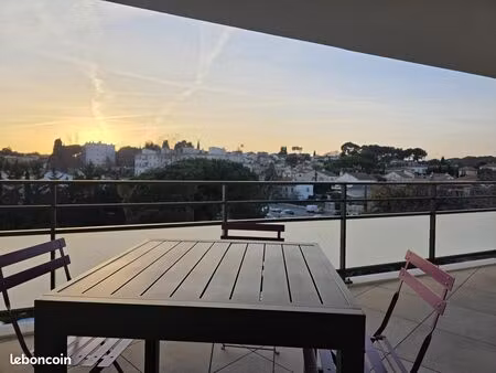 2p neuf meublé. 1.100 eur par mois. vue dégagée. grand terrasse d'angle. supermarché et co