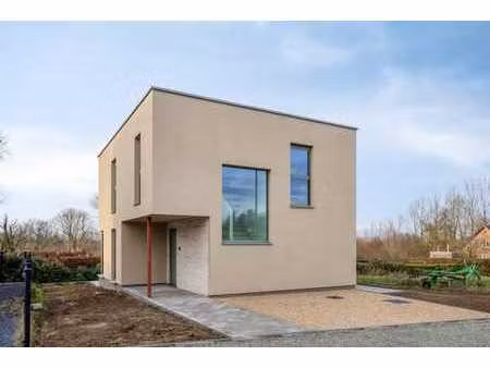 maison neuve terminée avec 4 chambres