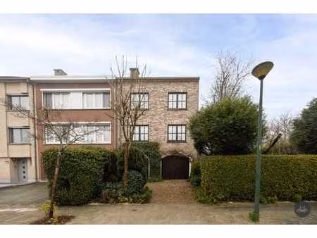 maison chaleureuse  économe en énergie avec double garage