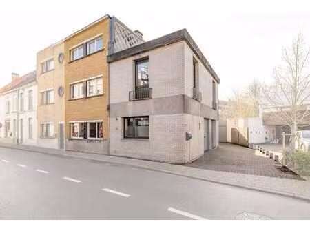 halfopen woning met garage te meulebeke.