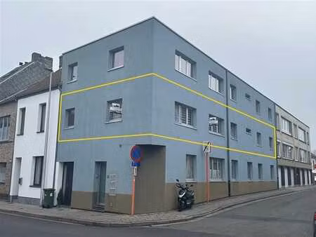 ruim appartement met 2 slaapkamers en garage