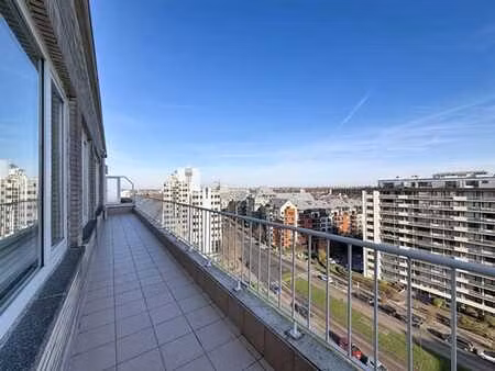 superbe penthouse 2 chambres + terrasse