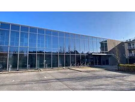 bureau prêt à l'emploi à distance de marche de la gare de s