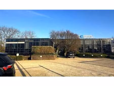 bureaux prêts à l'emploi à louer à la sortie de l'e40 à dro