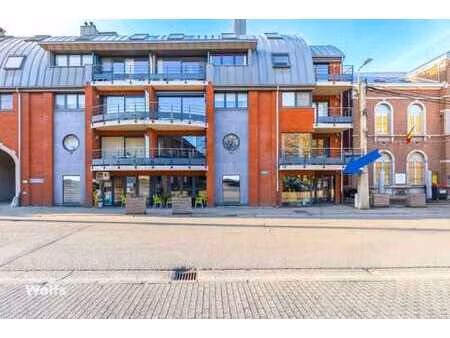 rez-de-chaussée commercial avec 2 empl. de parking et cave !