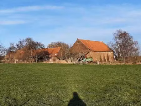 ferme en carré  spacieuse  isolée  à flanc de colline 