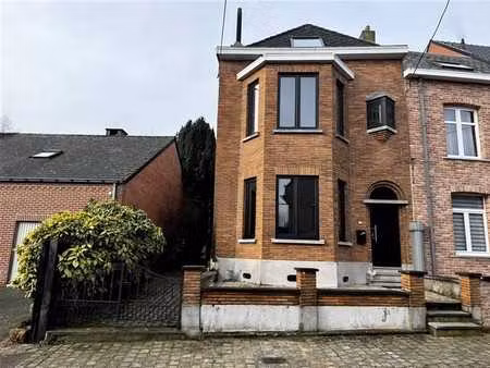 maison avec 2 garages  studio et jardin!