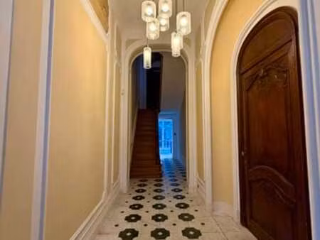 quartier louise maison de maître avec parking et extérieurs