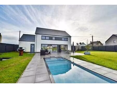 nouvelle construction 3 chambres avec piscine et garage!