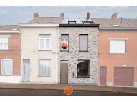 instapklare gezinswoning met 4 slaapkamers en tuin.