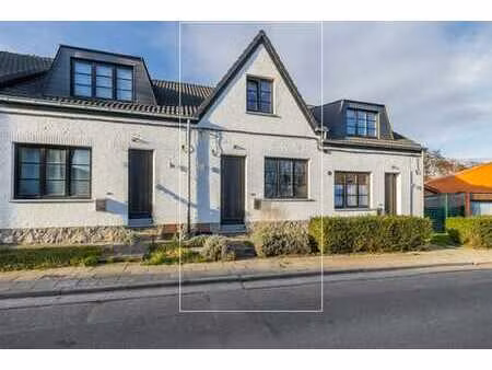 maison rénovée en 2017 avec extérieur  peb c  proche de mons